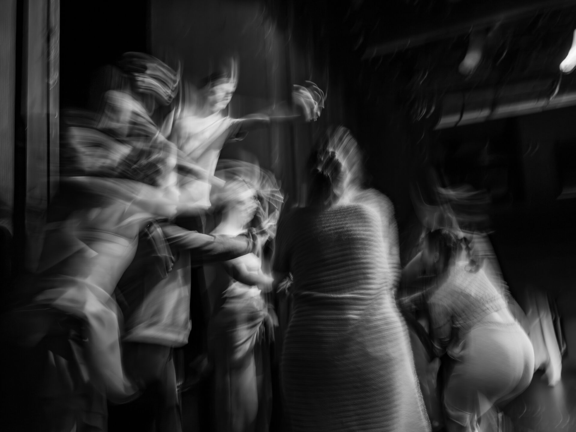 Kilka postaci w ruchu, bardzo rozmazanych.